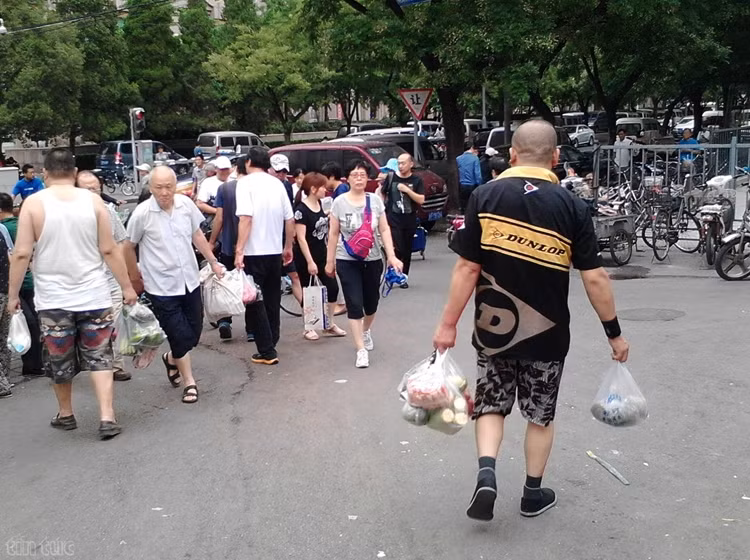 Ai ra về cũng tay xách nách mang đủ thứ đồ ăn cho cả ngày.