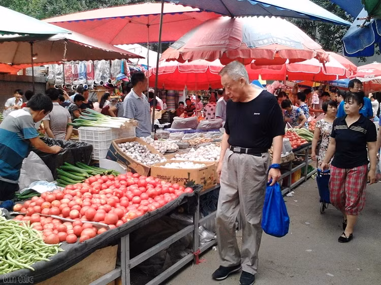 Các cụ già thường kéo theo một cái túi có bánh xe để tiện mang đồ về nhà.