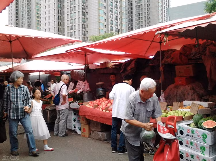 Khu chợ này họp từ sáng sớm đến khoảng 13 giờ và tuyệt nhiên không có bóng dáng của người trẻ tuổi.