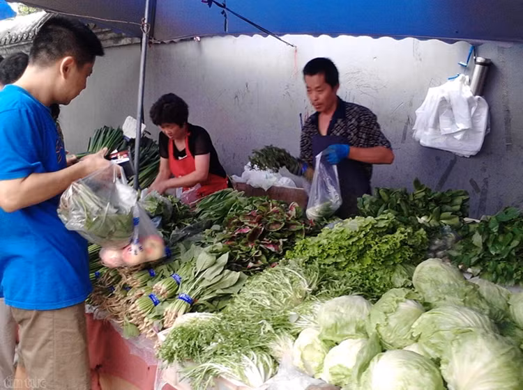 Không chỉ người mua, người bán tại khu chợ này cũng đa số là đàn ông.