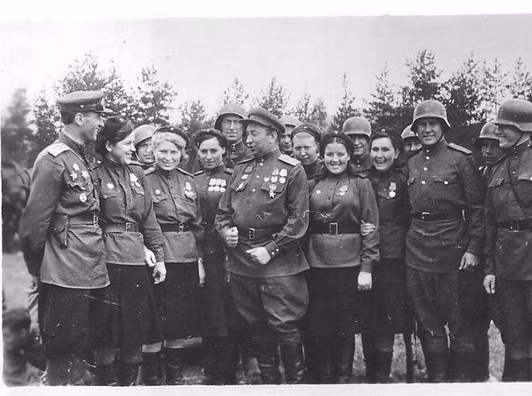 Nụ cười chiến thắng của các chiến sĩ Hồng quân Liên Xô ở Berlin, thủ đô của Đức Quốc xã.