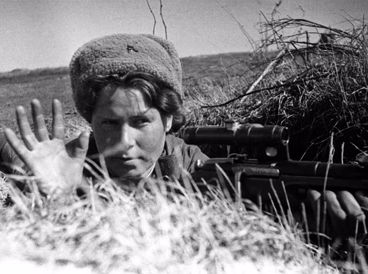 Nữ chiến sĩ bắn tỉa trên chiến trường.