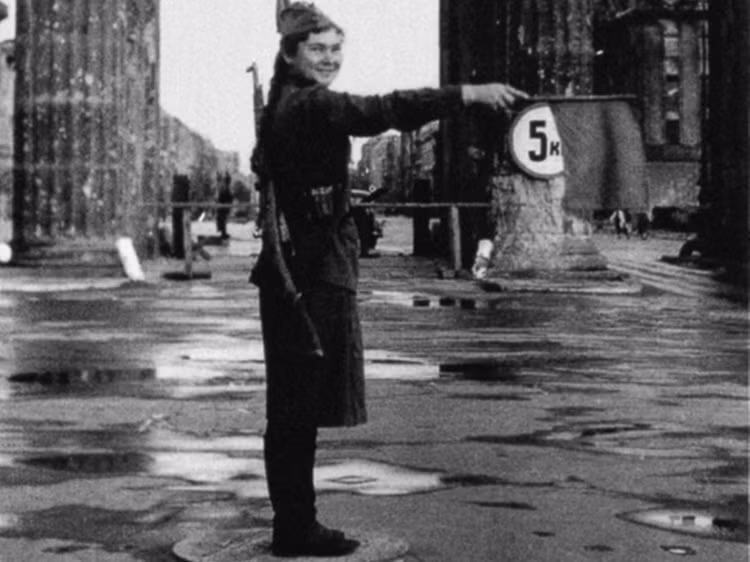 Không chỉ giỏi cầm súng, nữ chiến sĩ Hồng quân còn giỏi cầm cờ điều khiển giao thông bên Cổng Brandenburg lịch sử ở thủ đô Berlin sau Thế chiến II.