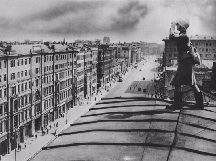 Nữ chiến sĩ canh gác bầu trời ở thủ đô Moscow trong Thế chiến II.