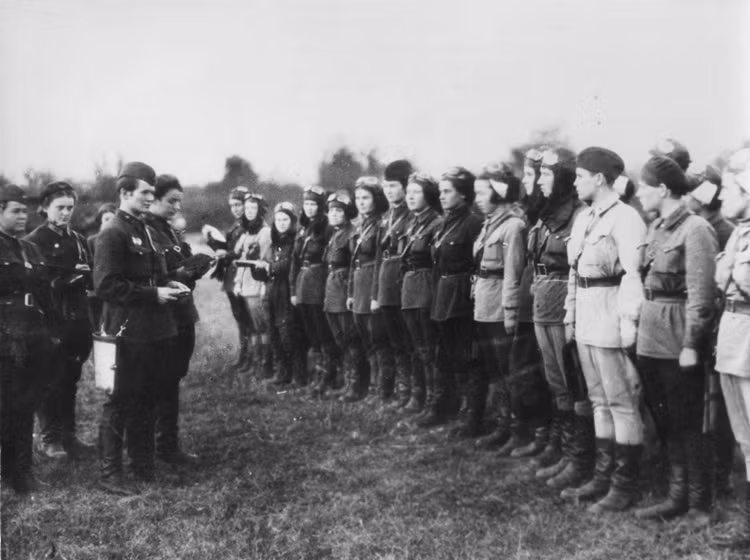 Các nữ phi công của một Trung đoàn máy bay ném bom từng khiến cho quân Đức mất ăn mất ngủ.