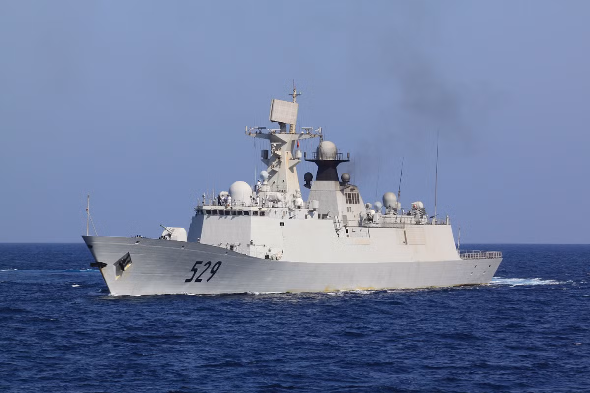 Chiếc tàu bám đuổi là tàu chiến lớp 054A của Trung Quốc đang tuần tra vùng biển Trường Sa trên Biển Đông.