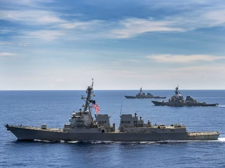 Trong khi đó, ngày 12/5, Lầu Năm Góc tuyên bố Hải quân nước này sẽ điều tàu chiến và máy bay tới gần các đảo nhân tạo mà Trung Quốc xây dựng tại những khu vực tranh chấp trên Biển Đông. Trong ảnh: Tàu khu trục Mỹ tuần tra Biển Đông.