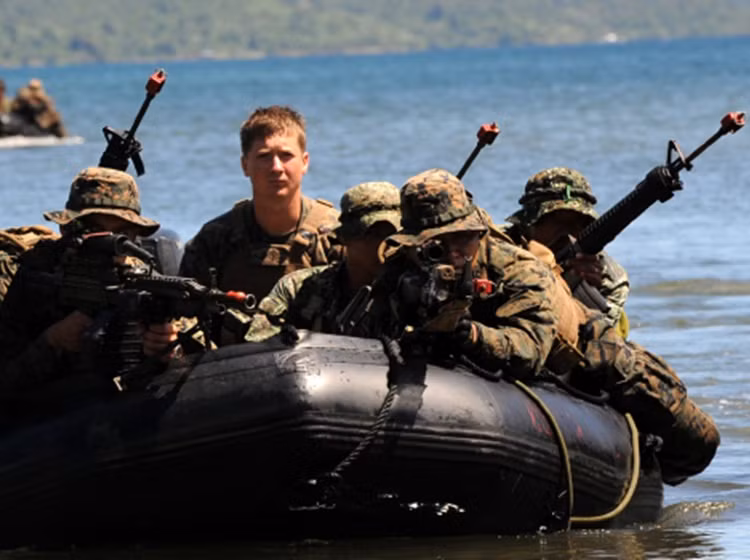 Lính Mỹ tham gia cuộc tập trận thường niên "Vai kề vai" với binh sĩ Philippines gần bãi cạn Scarborough trên Biển Đông mà Trung Quốc đã đánh chiếm.