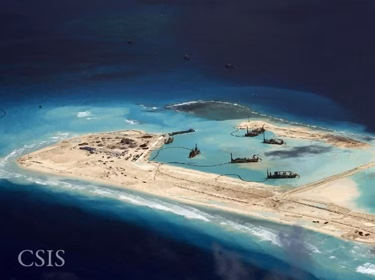 Quân đội Mỹ đang cân nhắc sử dụng các tàu và máy bay Hải quân để thách thức tuyên bố chủ quyền phi lý của Trung Quốc đối với chuỗi đảo nhân tạo mà Bắc Kinh đang ráo riết mở rộng ở quần đảo Trường Sa (thuộc chủ quyền của Việt Nam). Trong ảnh: Tàu Trung Quốc biến rạn san hô Đá Chữ Thập (chiếm giữ trái phép) thành đảo nhân tạo rộng hơn 2 cây số vuông.
