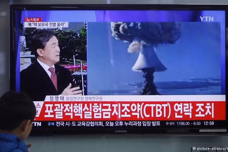 6. Căng thẳng gia tăng trên Bán đảo Triều Tiên: Đầu năm, CHDCND Triều Tiên thử hạt nhân và cuối năm, Tổng thống Hàn Quốc Park Geun-hye bị bãi chức…Bán đảo Triều Tiên bất ổn định chưa từng có và khiến cho Đông Bắc Á nói riêng về thế giới nói chung. Ảnh DPA 