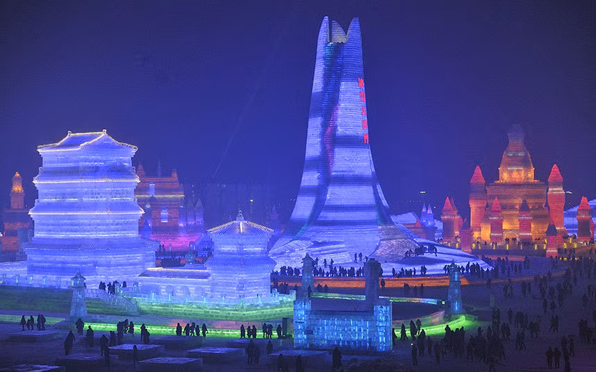 Lễ hội băng Harbin bao gồm 4 chủ đề: tượng tuyết quốc tế ở Đảo Mặt trời, Thế giới băng tuyết Harbin, Thung lũng băng tuyết Harbin và Công viên hoa đăng băng Thiếu Lâm.