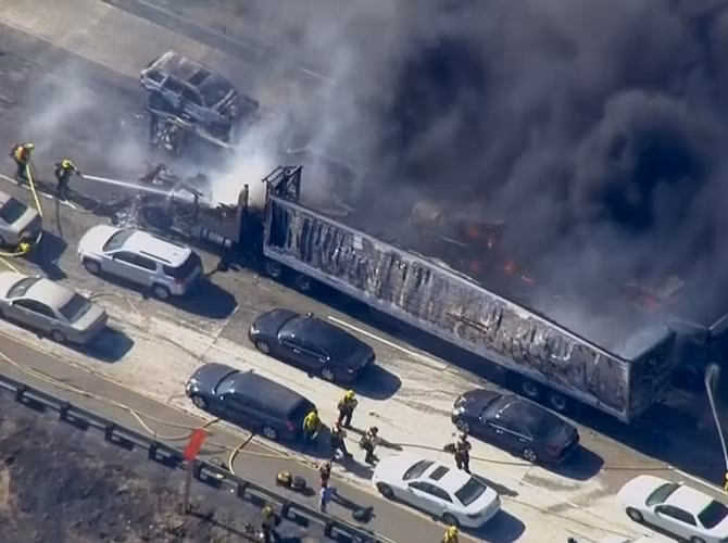 Mặc dù lính cứu hỏa rất cố gắng, nhưng chiếc xe tải chở hàng đã cháy rụi, chỉ còn trơ khung sắt.