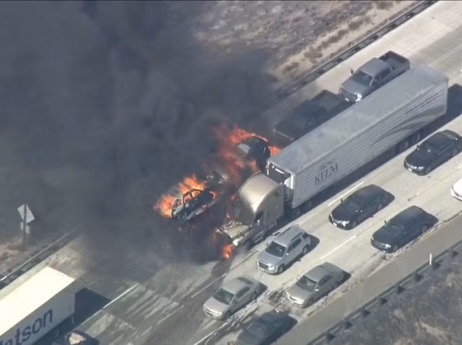  Lửa thiêu xa lộ ở Mỹ bắt đầu từ quốc lộ 138 ở Baldy Mesa ngày 17/7, buộc đường cao tốc liên bang 15 buộc phải đóng cửa cả hai chiều.