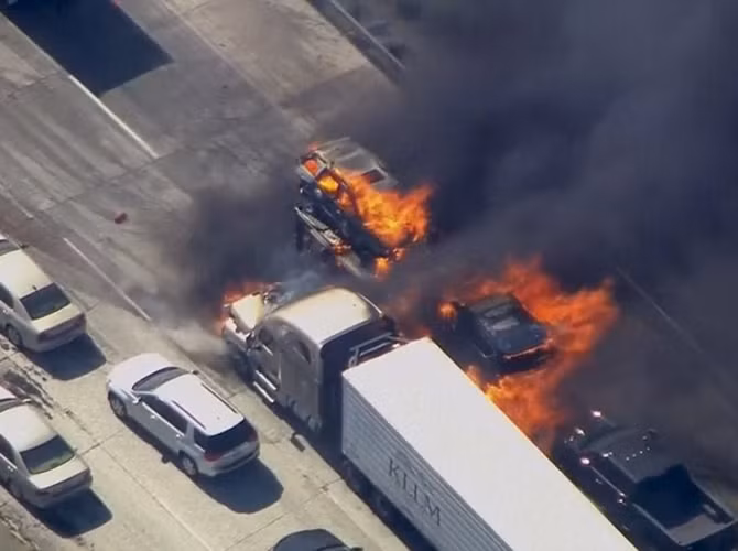 Hai xe con bốc cháy ngùn ngụt và ngọn lửa lan sang chiếc xe tải chở hàng.