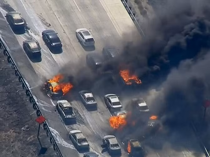 Một nhóm xe con bắt lửa, bốc cháy ngùn ngụt. Hàng trăm tài xế chứng kiến cảnh lửa bốc ngùn ngụt và bỏ xe để chạy thoát thân.