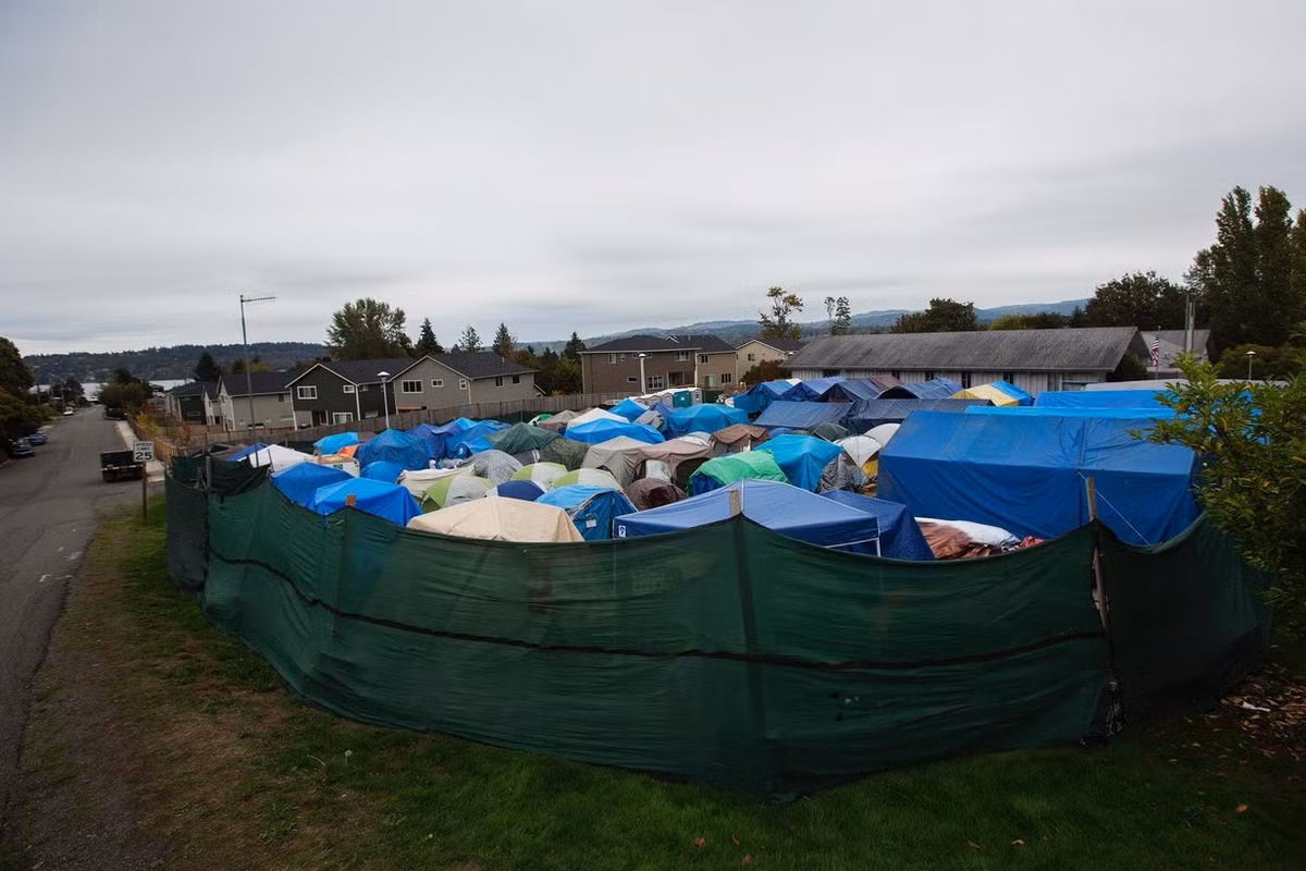 Làng Quixote có 30 lều bạt, một vườn rau và khu sinh hoạt cộng đồng.