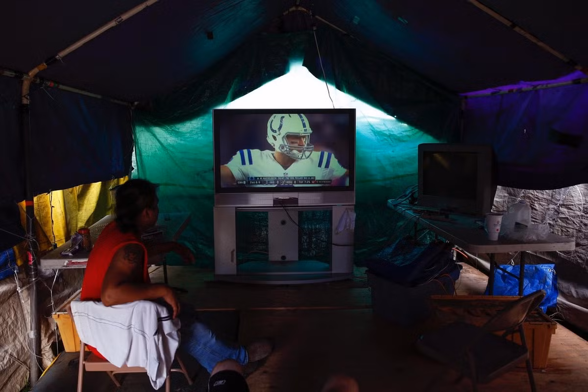 Lều lớn dành cho nơi sinh hoạt cộng đồng. Khoảng 60 cư dân của "làng lều bạt số 3" tự đảm bảo an ninh, tự làm vệ sinh khu lều trại, tham dự các cuộc họp hàng tuần, không uống rượu, ma túy và bạo lực.