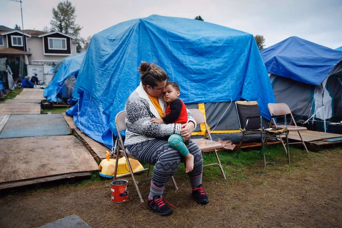 Kadee Ingram bế con trai Sean 2 tuổi tại " làng lều bạt số 3" ở ngoại ô thành phố Seattle, bang Washington. Cô Ingram bị thất nghiệp và bị bỏ rơi.