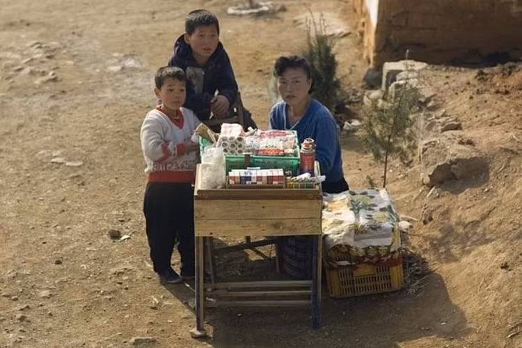Mặc dù kinh doanh cá thể vẫn bị cấm trên danh nghĩa ở CHDCND Triều Tiên, nhưng nhiều hộ gia đình ở vùng nông thôn hẻo lánh vẫn sống nhờ các hàng quán nhỏ ven đường. (Nguồn: ATI)