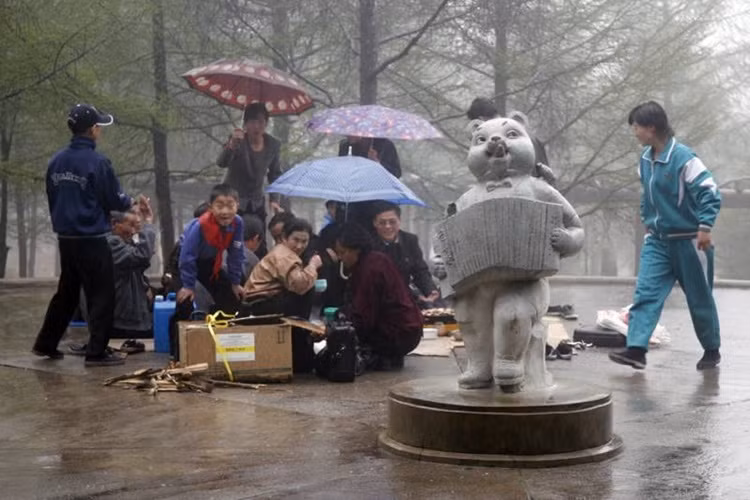 Sống trong một quốc gia khép kín với bên ngoài, người dân Triều Tiên vẫn khá rụt rè khi tiếp xúc với du khách phương Tây. (Nguồn: ATI)