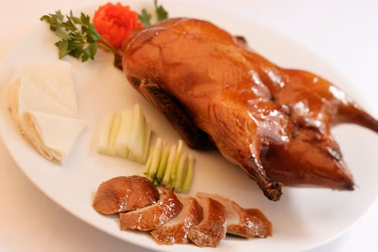 6. Vịt quay: Là món ăn của Bắc Kinh, ra đời từ thời nhà Nguyên, đến thế kỷ 15 món này đã trở thành một món ăn ưa thích của giới thượng lưu, vua chúa. Ngày nay, vịt quay đã thực sự trở thành một thương hiệu riêng, một nét văn hóa ẩm thực độc đáo.