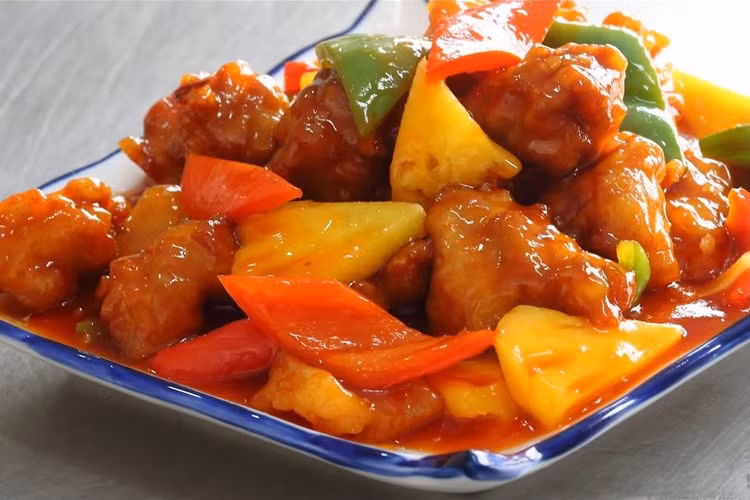 7. Thịt lợn chua ngọt: Trong mâm cỗ ngày tết của người Trung Quốc, nếu không có món thịt lợn chua ngọt thì không thể gọi là đầy đủ được.