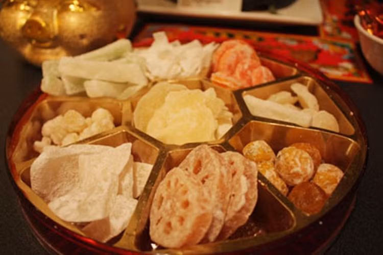 9. Khay mứt Tết: Trong dịp Tết, người Trung Quốc cũng tiếp đón khách đến chơi nhà bằng một khay hình tròn hoặc hình bát giác với các loại kẹo, mứt ngọt. Khay đựng thường có tám ngăn, như Trung Quốc quan niệm số tám là số may mắn.