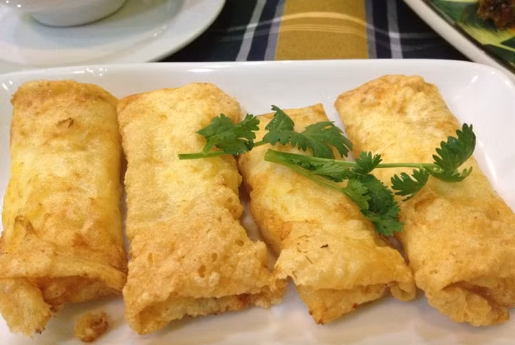 8. Chả giò: Với màu sắc và hình dạng cũng tương tự như một thỏi vàng, nên món chả giò đối với người Trung Quốc là một món ăn tượng trưng cho sự giàu có và thịnh vượng.