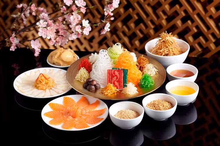 4. Salad cá (Yu sheng): Mâm cơm Tết truyền thống của người Trung Quốc không thể gọi là đầy đủ nếu thiếu Yu sheng (hay còn được biết với tên Lo Hei), là món salad đầy màu sắc của cá tươi và rau, quả. 