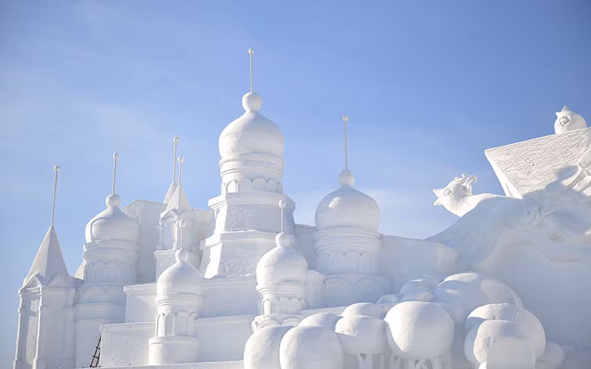 Lễ hội băng Harbin được tổ chức từ năm 1963. Lễ hội này đã bị gián đoạn trong thời gian xảy ra Cách mạng Văn hóa và được nối lại trong năm 1985.