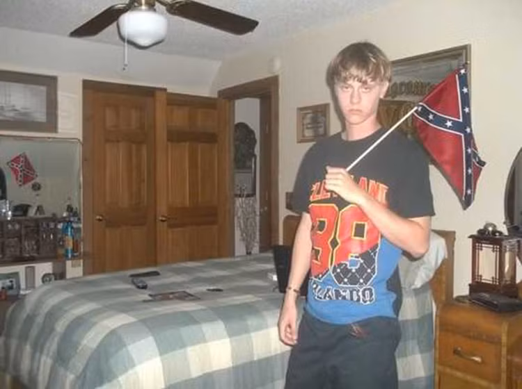 Đốt quốc kỳ Mỹ nhưng Dylann Roof lại tôn thờ quốc kỳ liên bang miền nam phân biệt chủng tộc bị bại trận trong cuộc nội chiến Mỹ.