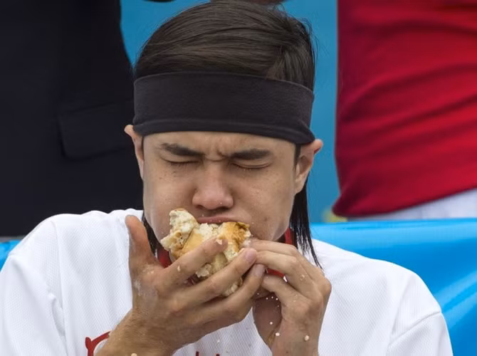 Matt Stonie ăn hot dog (bánh mì kẹp xúc xích) trong Cuộc thi ăn hot dog Nathan trong ngày 4/7/2015 tại Brooklyn, New York. Stonie đã đánh bại Joey Chestnut - người đã 8 lần đoạt chức vô địch - với tỷ số 62-60 chiếc bánh mì kẹp xúc xích.