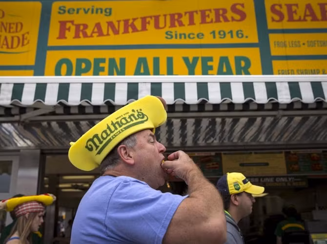 Bob Spam kiểm tra chất lượng hot dog trước khi cung cấp cho cuộc thi.