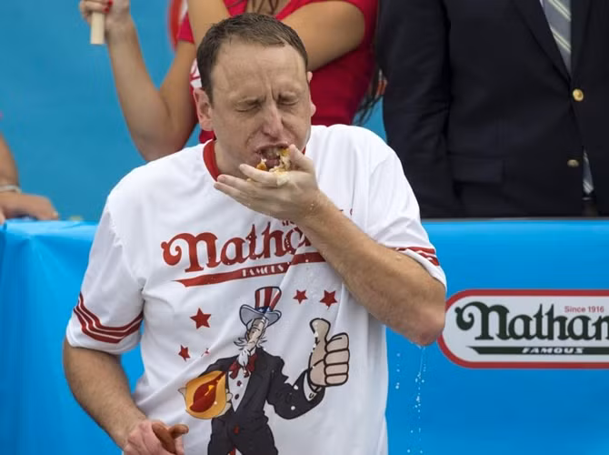 Joey Chestnut cố gắng nuốt bánh mì vào bụng nhưng không thể nào theo kịp đối thủ luôn ăn nhiều hơn anh tới ba chiếc bánh mì kẹp xúc xích. Rốt cuộc,k anh mất chức vô địch vào tay đối thủ trẻ hơn.