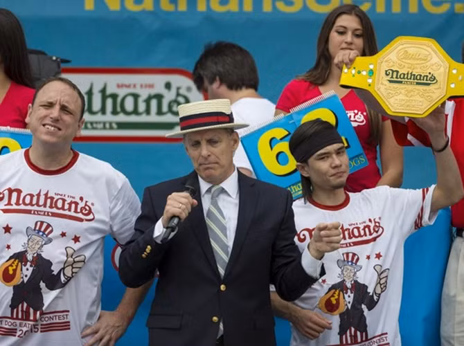 Matt Stonie (phải) là nhà vô địch mới của Cuộc thi ăn hot dog Nathan ngày 4/7/2015.