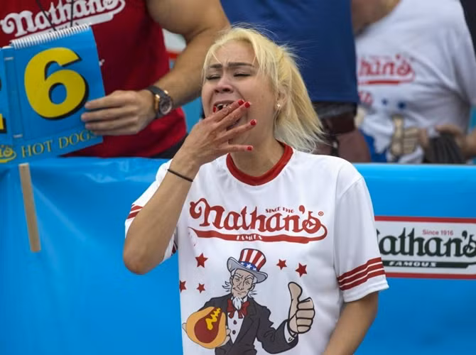 Miki Sudo, người chiến thắng trong cuộc thi ăn hot dog dành cho nữ giới, với thành tích ăn hết 38 chiếc hot dog trong vòng 10 phút.