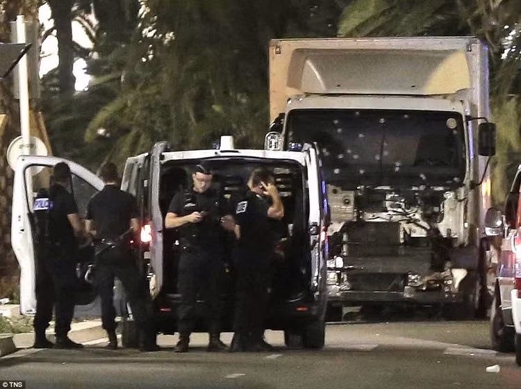 Tin nong: Xe tai khung bo o Nice lap kinh chong dan