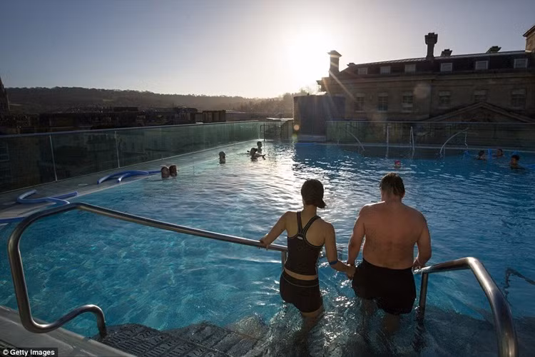 Những người ưa bơi lội có thể tắm ở bể bơi ngoài trời trên nóc Thermae Bath Spa ở Somerset.