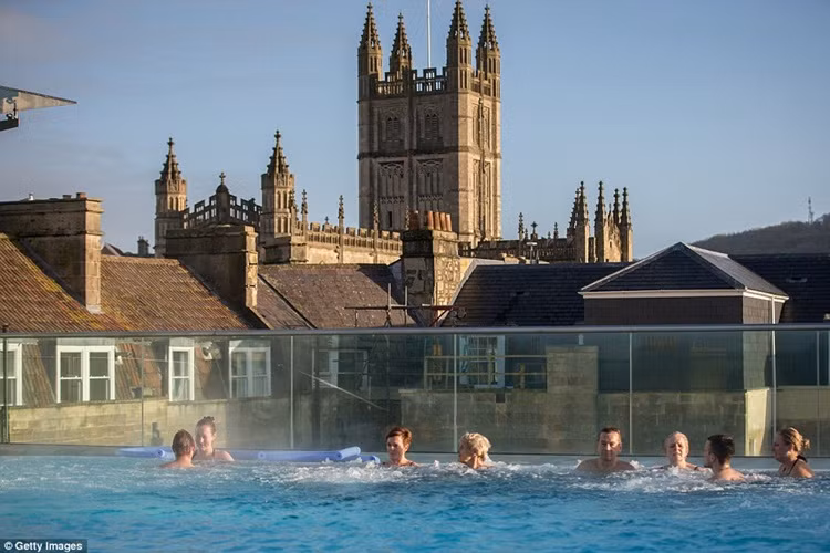 Trong khi đó, công nhân đang phải lao động cật lực khơi sâu dòng chảy ở Glenridding, Cumbria, đề phòng lũ lụt do mưa lớn gây ra.
