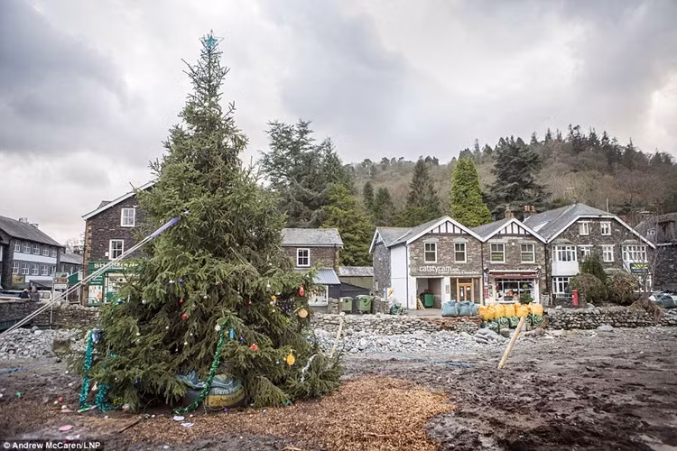 Thế nhưng, đường phố ở York vẫn biến thành sông, sau khi sông Ouse tràn bờ sau cơn mưa trút nước.