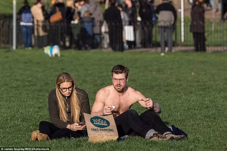 Một ngày trước lễ Giáng sinh, không khí tại Green Park ở trung tâm thủ đô London chẳng khác gì mùa hè.