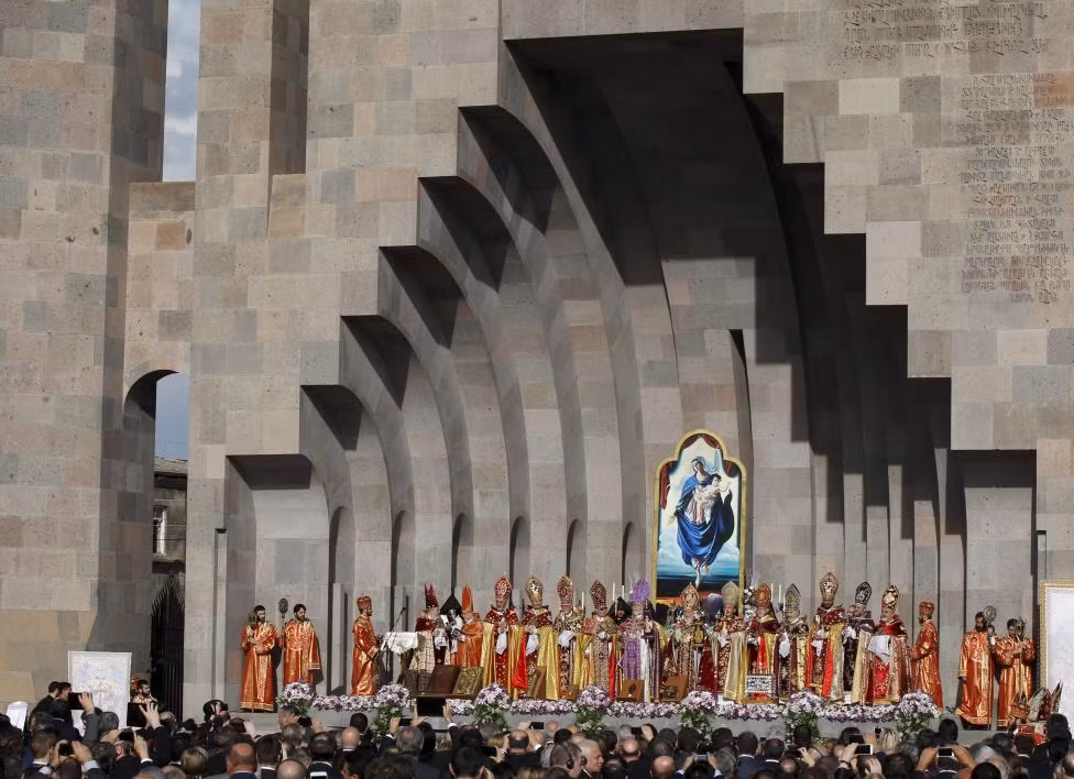 Tại Nhà thờ Echmiadzin, các mục sư làm lễ tưởng niệm 1,2 triệu người Armenia bị tàn sát trong khoảng thời gian từ 1915 đến 1917 ở Đế chế Ottoman. Tại Constantinople, chính quyền bắt giữ những người Armenia quan trọng, các nhà văn, nhà giáo, luật sư và giết chết họ.