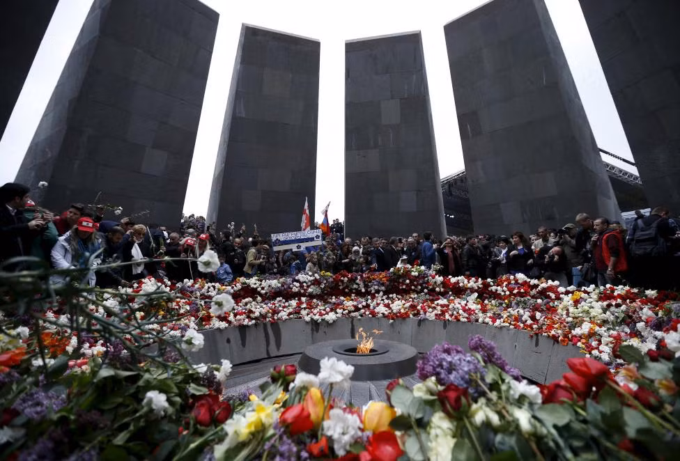 Lễ tưởng nhớ 100 năm "Cuộc tàn sát người Armenia" ngày 24/4 tại Đài tưởng niệm Tsitsernakaberd ở Yerevan, Armenia. Cuộc tàn sát này xuất phát từ thất bại quân sự của quân Thổ Nhĩ Kỳ chống quân Nga ở Caucasus.