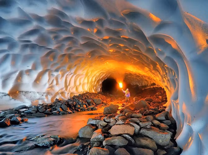 2. Động băng gần núi lửa Mutnovsky, Nga Người ta đã biết nhiều về các hang động băng ở Áo, Iceland và ở nhiều nơi khác trên thế giới. Nhưng, hang động băng ở bán đảo Kamchatka, gần núi lửa Mutnovsky, là "độc nhất vô nhị" vì nó chính là sự kết hợp giữa "lửa và nước" với màu sắc lung linh huyền ảo.