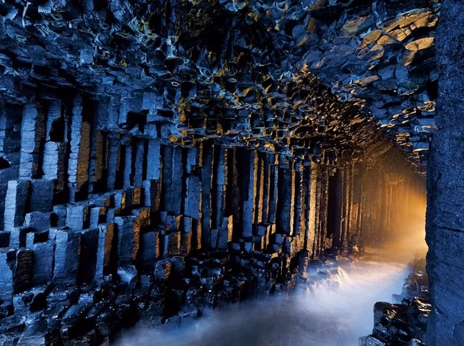 9. Hang động Fingal, Scotland Hang động Fingal nằm trên đảo Staffa, Scottland, là một kỳ quan tuyệt vời đối với các nhà nhà thám hiểm. Nó hoàn toàn được cấu thành từ các cột đá bazan hình lục giác. Những mái vòm và kích thước của các hang động, cùng với những tiếng vọng của những con sóng, tạo ra bầu không khí của một nhà thờ trong hang động.