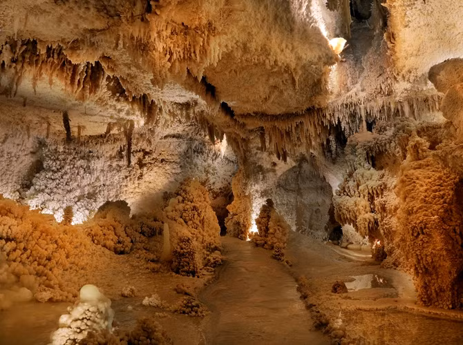 8. Hang động Sonora, Texas Hang động Sonora được mệnh danh là một trong những danh lam thắng cảnh đẹp nhất ở Mỹ. Ngôn từ không thể nào nói hết vẻ đẹp của Hang động Sonora, ngay cả đối với những người Texas bản địa.