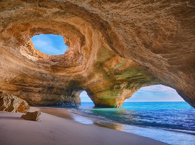 3. Hang động Algarve, Bồ Đào Nha Algar Benagil là một trong những hang động nổi tiếng và xinh đẹp trong những hang động ở xứ Algarve, Bồ Đào Nha. Hang động này đẹp như tranh vẽ, luôn thay đổi sắc màu nhờ nước biển và ánh sáng.
