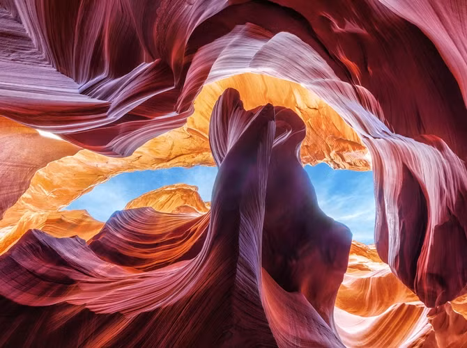 5. Hẻm núi Antelope Canyon, Mỹ Antelope Canyon ở Arizona là hẻm núi được hình thành bởi sự xói mòn của sa thạch Navajo. Các hẻm sâu và các cạnh trơn tru khiến người ta có cảm tưởng như thấy "những dòng chảy bằng đá" với các màu đỏ, hồng, cam..