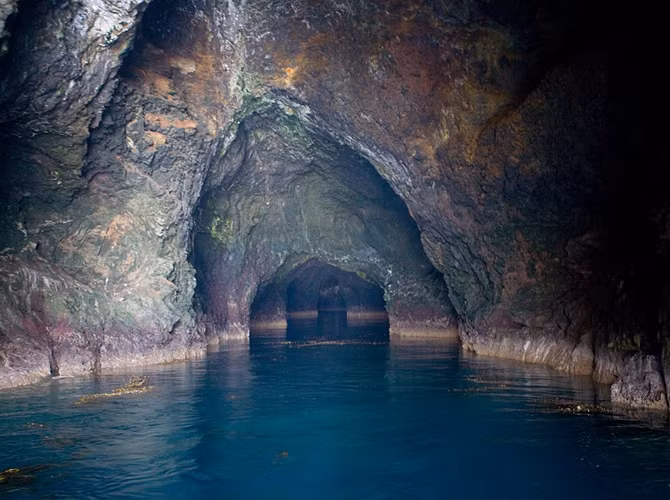 10. Hang Tranh, California Đây không phải là hang động mà là những bức tranh nguyên thủy, với những bức tường trang điểm nhiều màu sắc khác nhau. Đây là một trong những hang động trên biển sâu nhất và dài nhất trên thế giới.