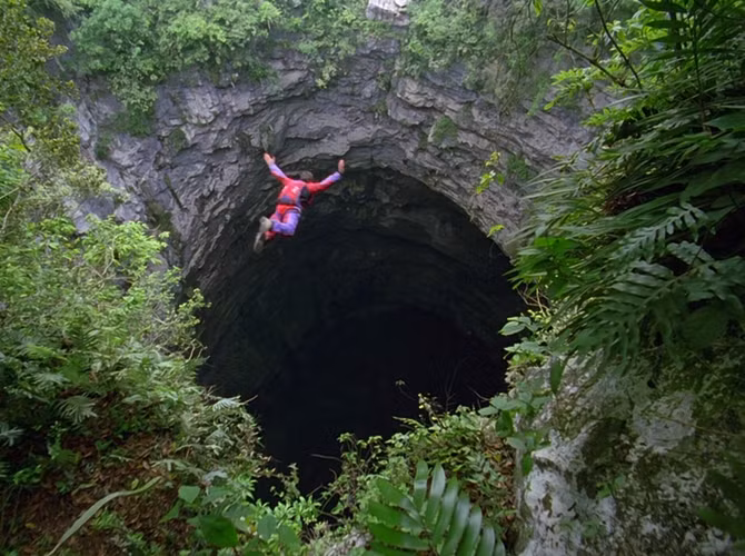 7. Hang Chim én, Mexico Hang Chim én là một hang động thẳng đứng phổ biến ở Mexico. Nó có hình dạng hình nón và các bức tường quanh hang động có nhiều lỗ để cho loài chim én làm tổ. Miệng hang đủ rộng để "nuốt gọn" một trong những tòa nhà chọc trời khổng lồ ở thành phố New York.
